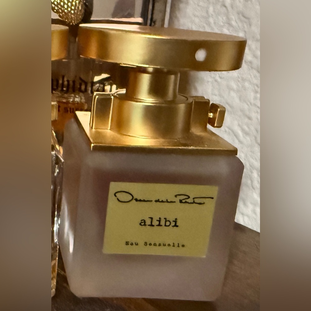 Preowned Alibi Eau Sensuelle by Oscar de la Renta, 1.0 fl oz
